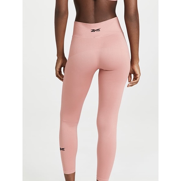 Reebok x Victoria Beckham
RBK VB Seamless Leggings & RBK VB Seamless Bra - Picture 8 of 11